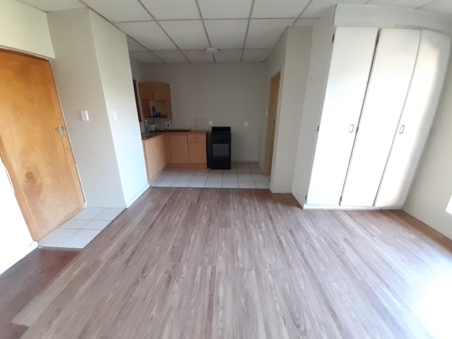 To Let 1 Bedroom Property for Rent in Kannoniers Park North West